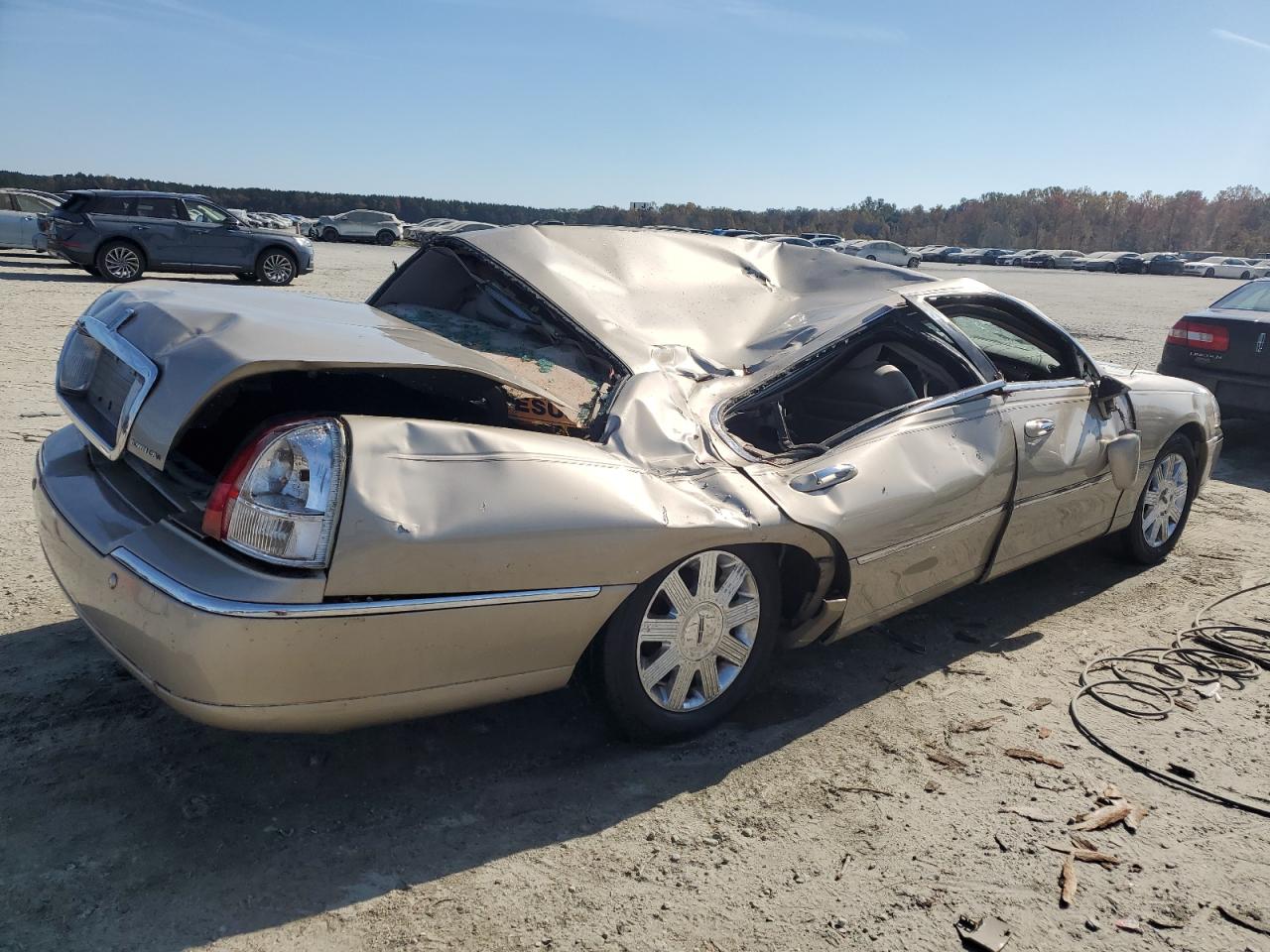 2004 Lincoln Town Car - Image 3