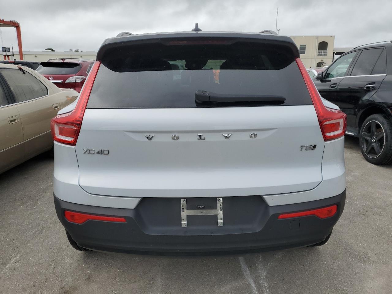 2022 Volvo Xc40 T5 R-Design VIN: YV4162UM0N2756187 Lot: 74264654