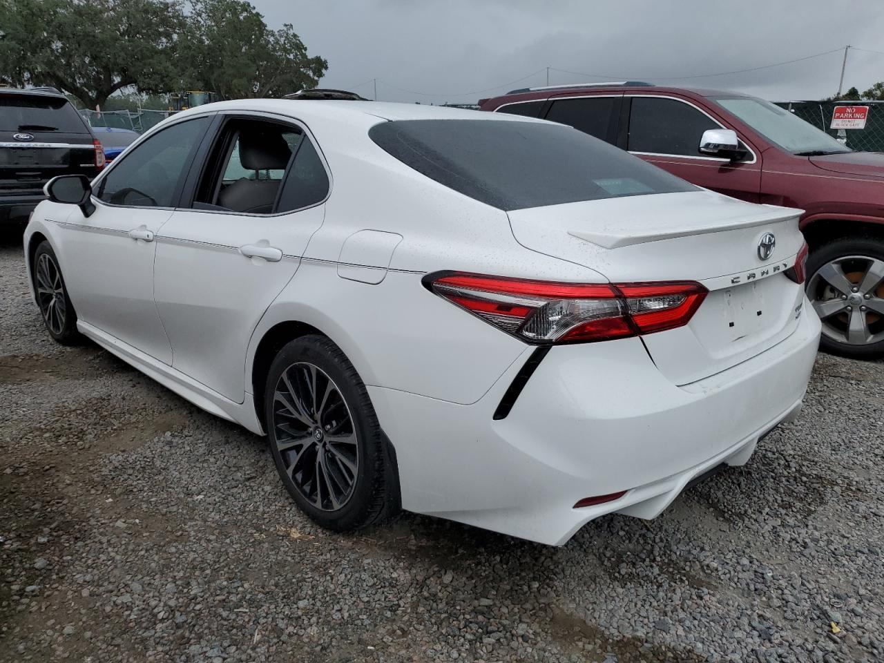 4T1B11HK7JU555311 2018 TOYOTA CAMRY - Image 2