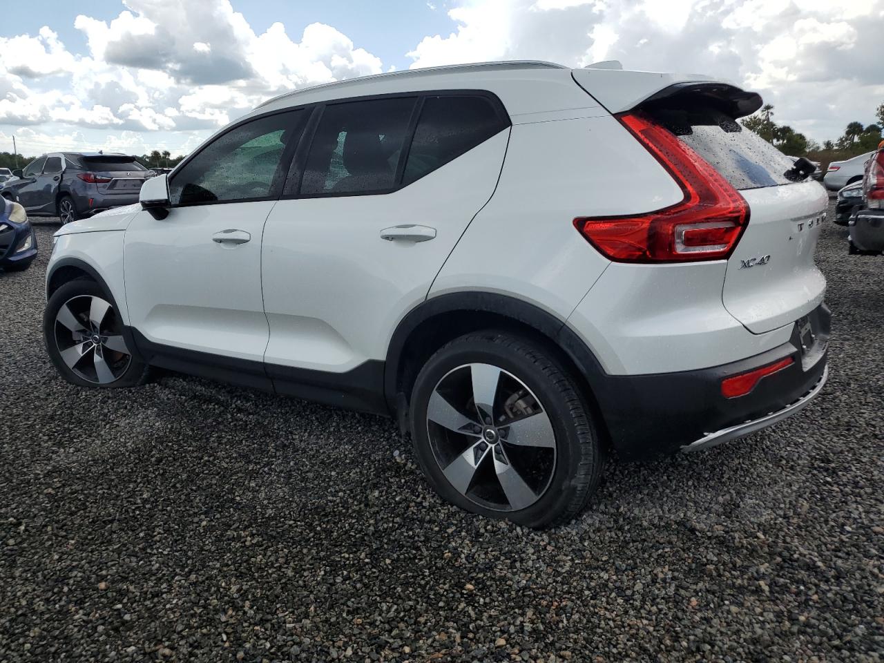 YV4162UK1M2521682 2021 VOLVO XC40 - Image 2