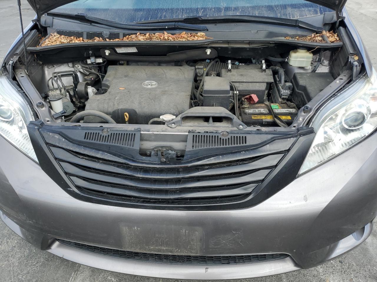 2016 Toyota Sienna - Image 13