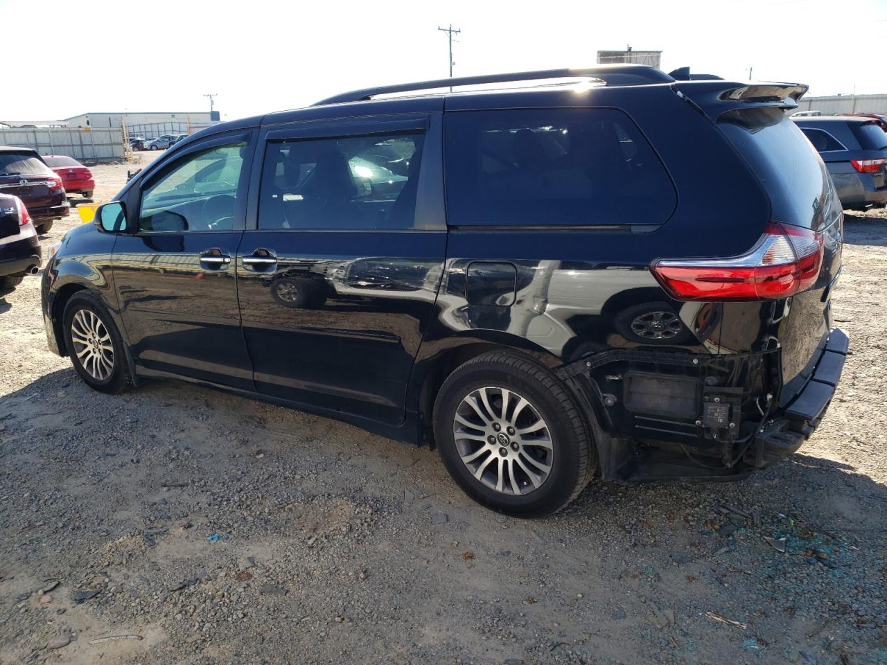 5TDYZ3DC2JS922315 2018 TOYOTA SIENNA - Image 2