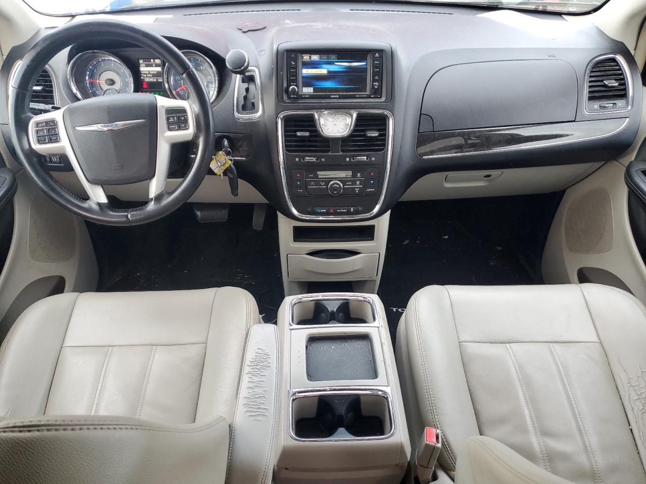 2014 Chrysler Town & Country - Image 8