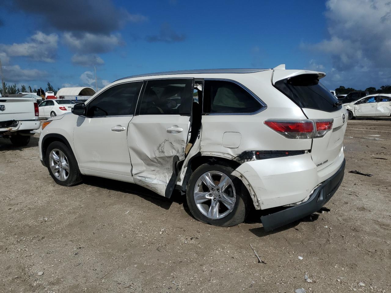 2015 Toyota Highlander - Image 2