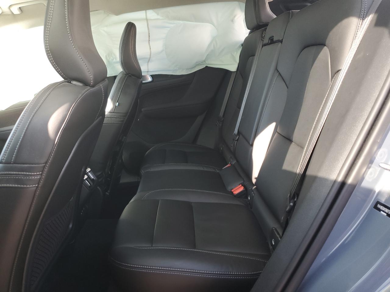 2022 Volvo XC40 - Image 11