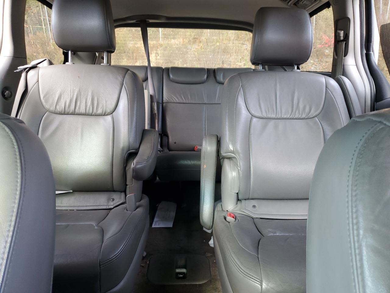 2010 Toyota Sienna - Image 10