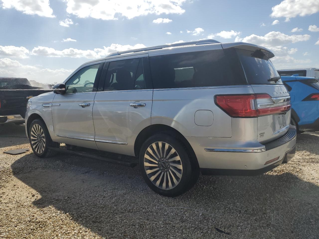2018 Lincoln Navigator - Image 2