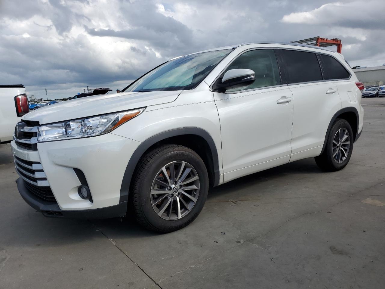 5TDKZRFH1JS273690 2018 TOYOTA HIGHLANDER - Image 1