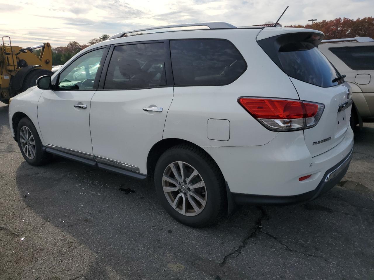 2014 Nissan Pathfinder - Image 2