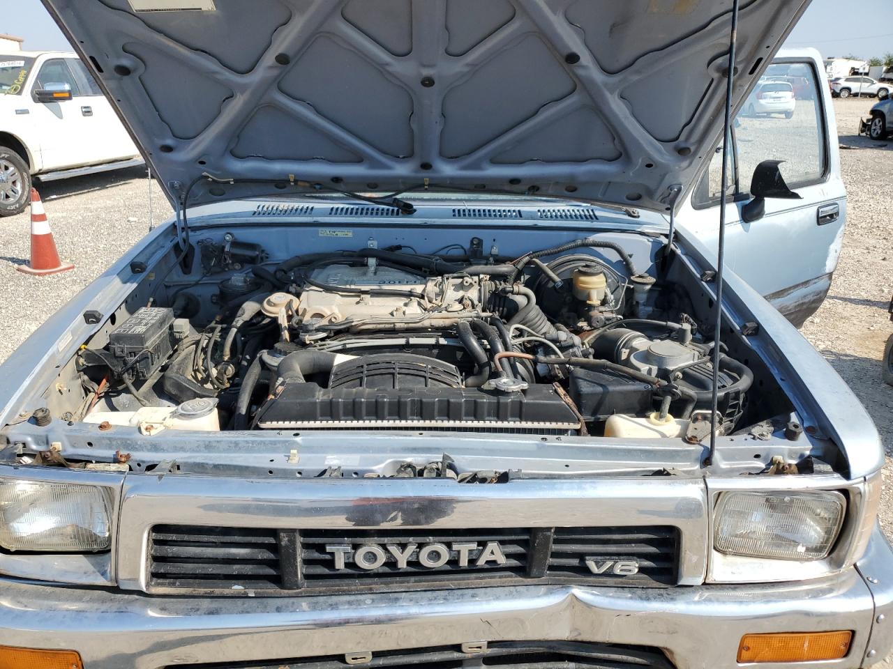 1990 Toyota Pickup - Image 11
