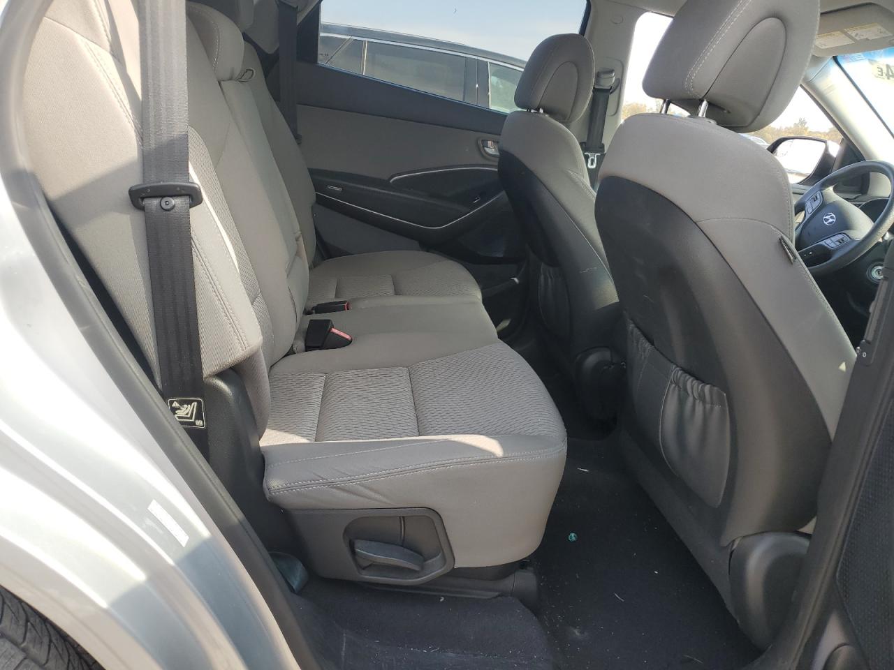 2016 Hyundai Santa Fe - Image 11