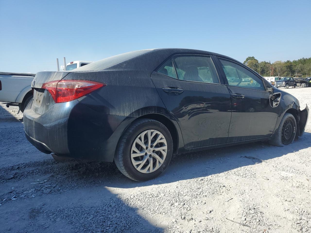 VIN 2T1BURHE3JC035981 2018 TOYOTA COROLLA no.3