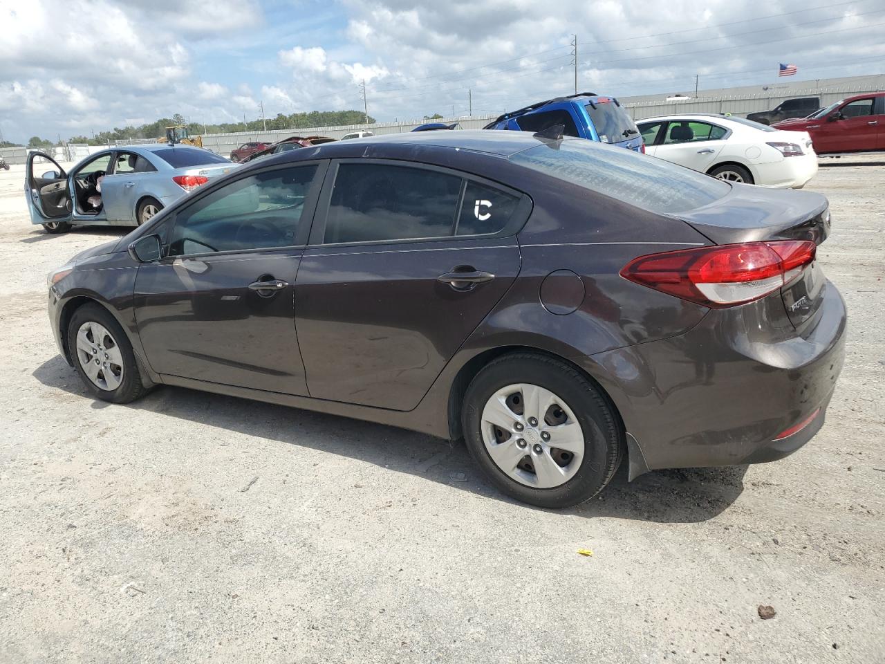 3KPFK4A73HE137332 2017 KIA FORTE - Image 2