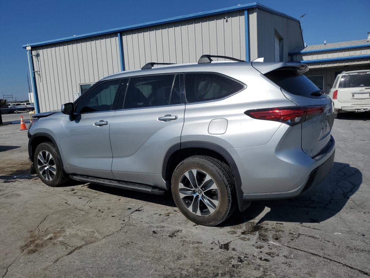 2022 Toyota Highlander - Image 2