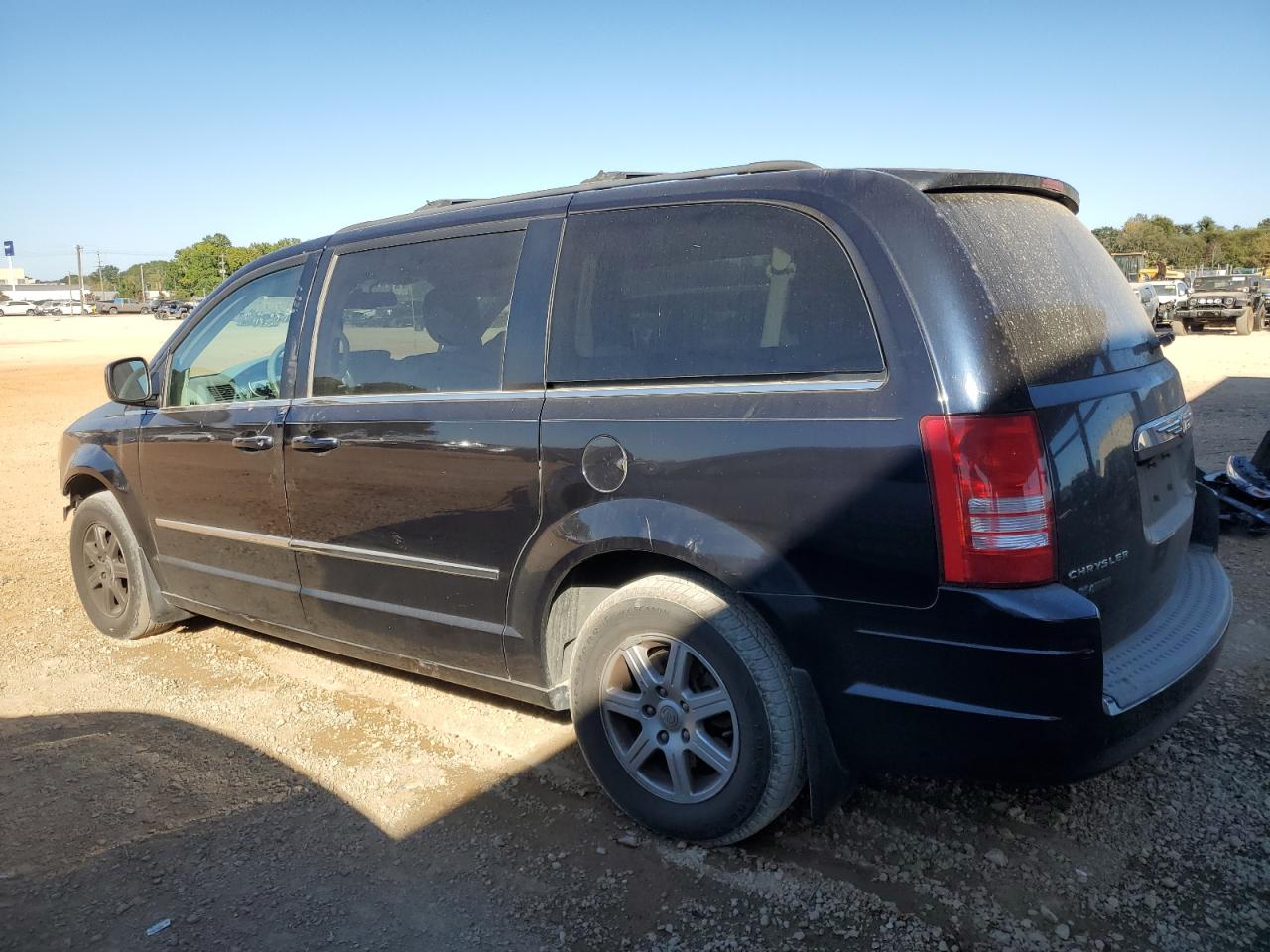 2010 Chrysler Town & Country - Image 2