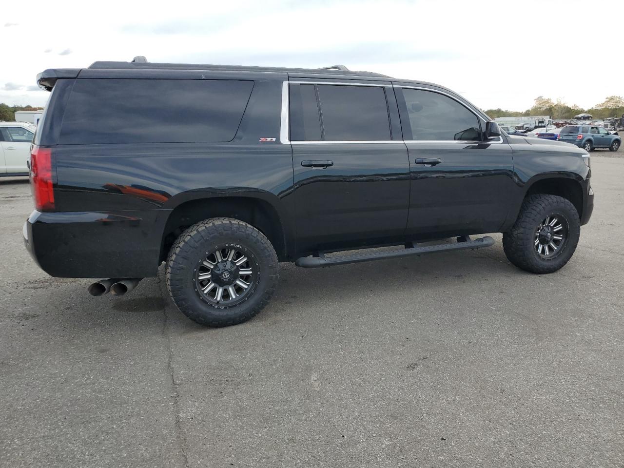 VIN 1GNSKHKC9HR276474 2017 CHEVROLET SUBURBAN no.3