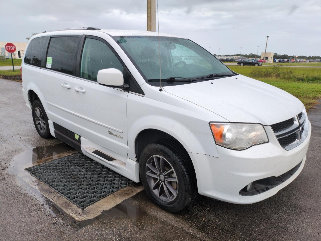 2017 Dodge Caravan - Image 4