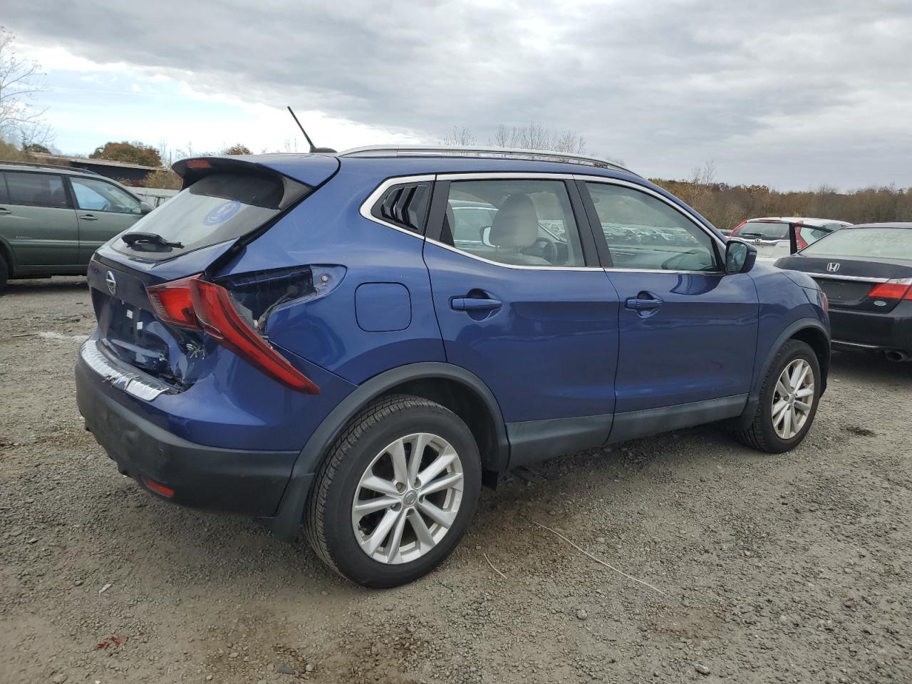 2018 Nissan Rogue - Image 3