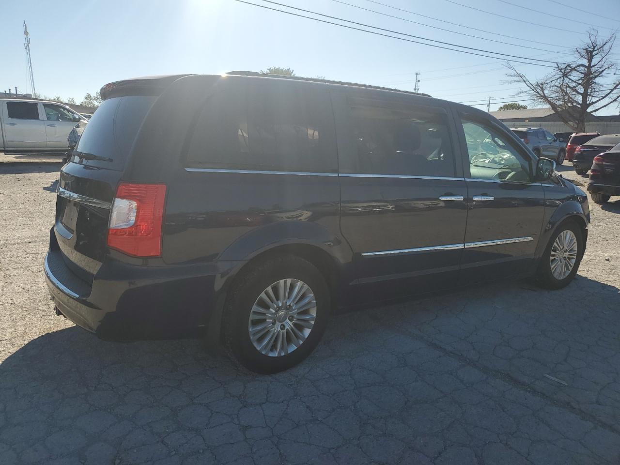 2013 Chrysler Town & Country - Image 3