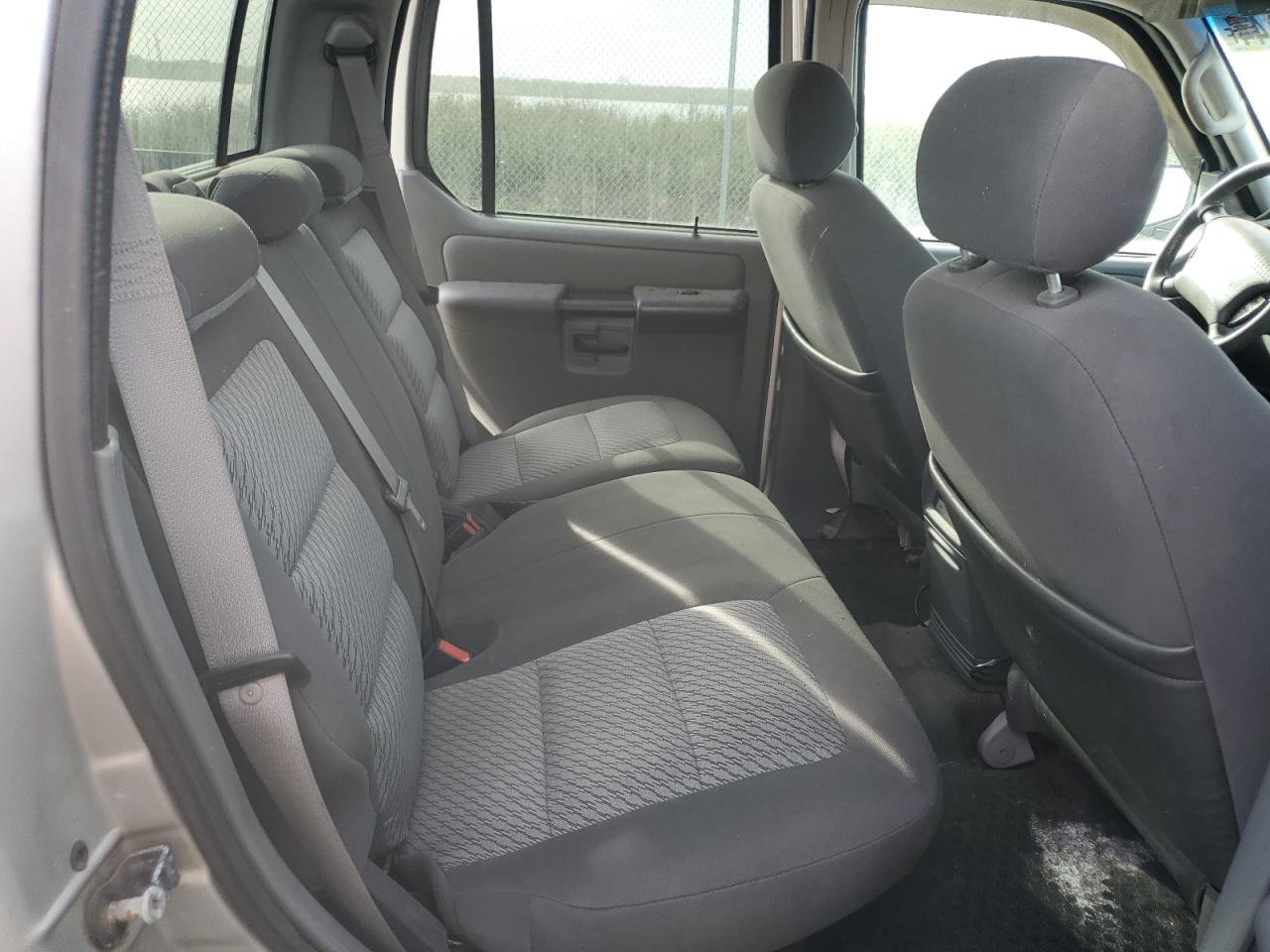 2005 Ford Explorer - Image 10