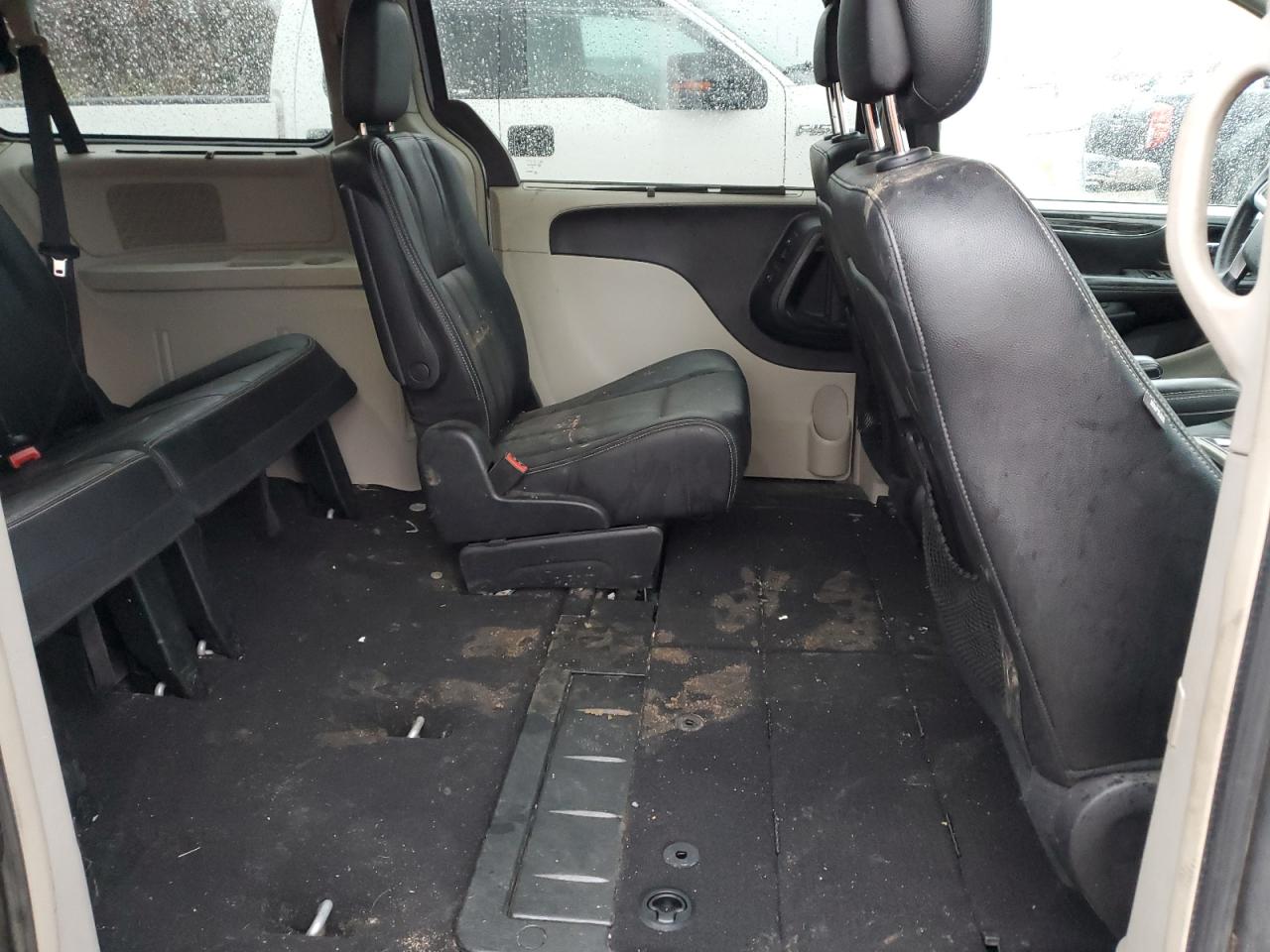 2016 Chrysler Town & Country - Image 11