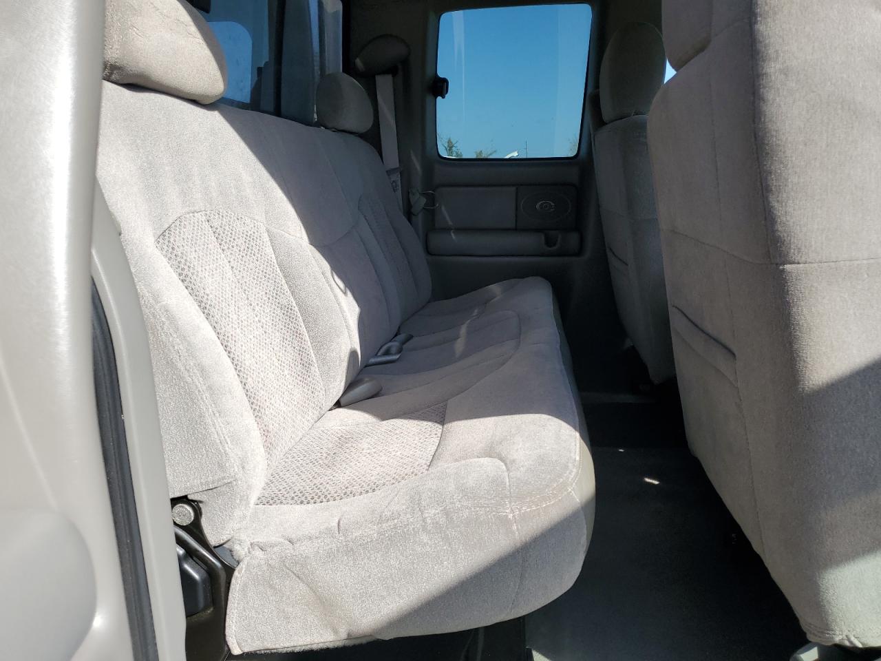 2000 Chevrolet Silverado - Image 10