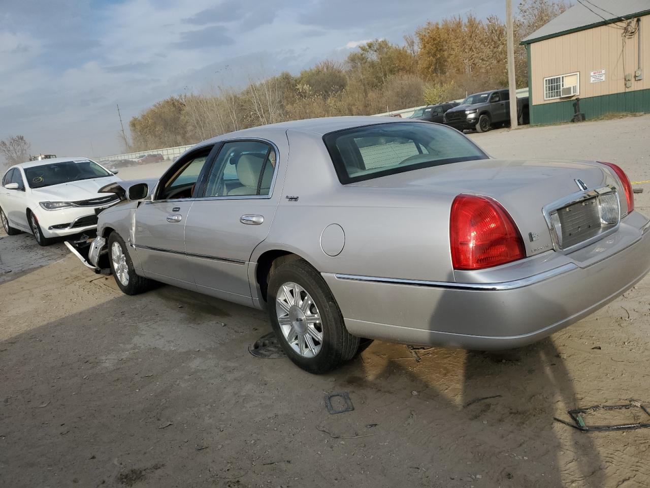 2011 Lincoln Town Car - Image 2