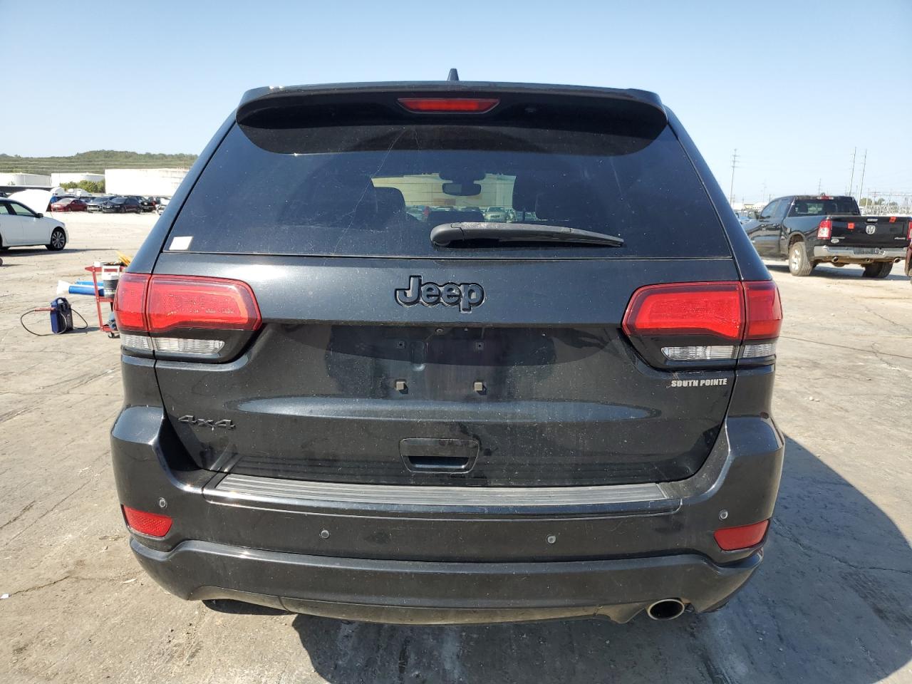 1C4RJFAG1HC892028 2017 Jeep Grand Cherokee Laredo