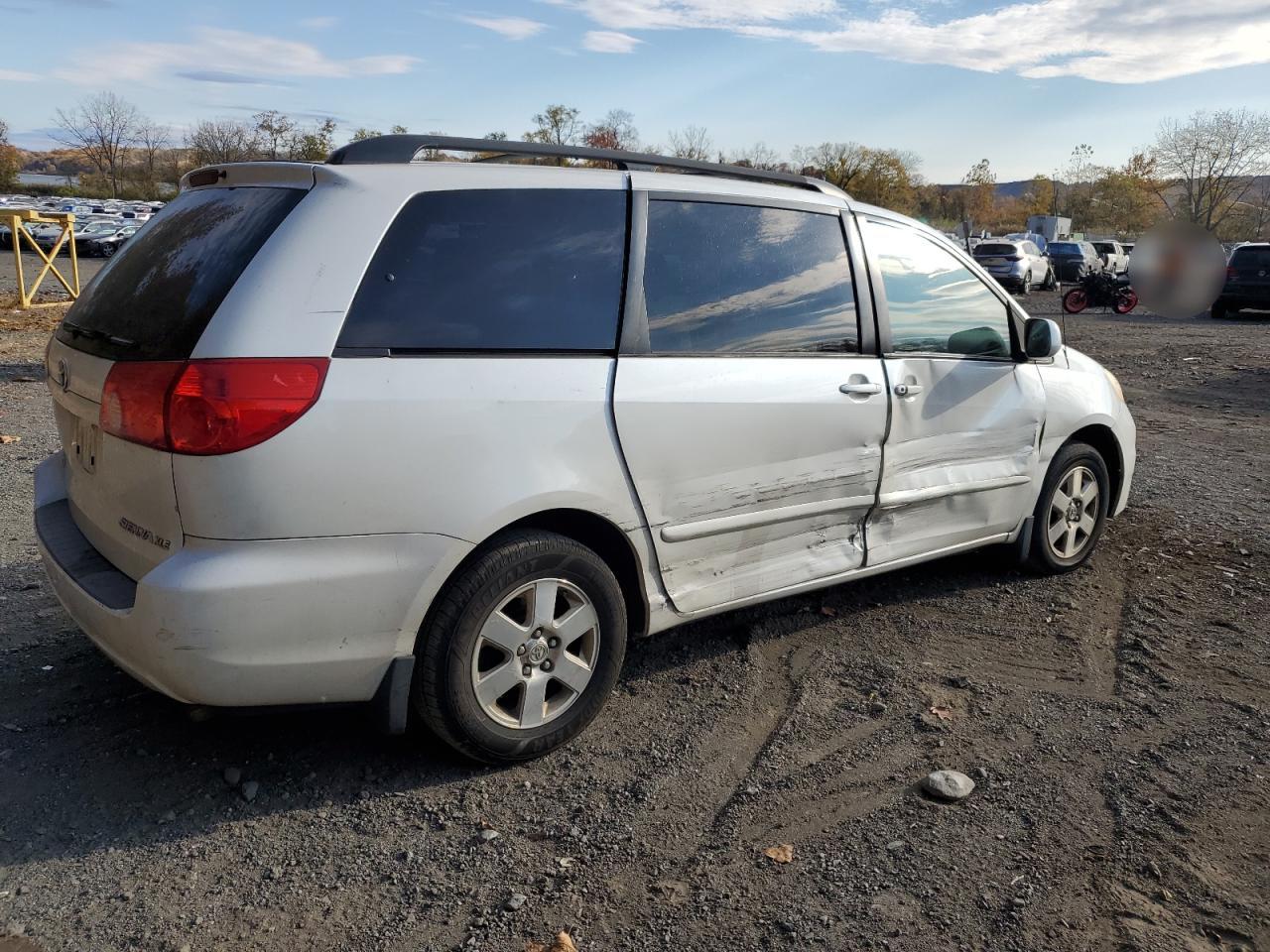2010 Toyota Sienna - Image 3