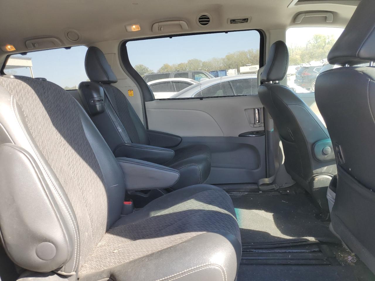 2012 Toyota Sienna - Image 11