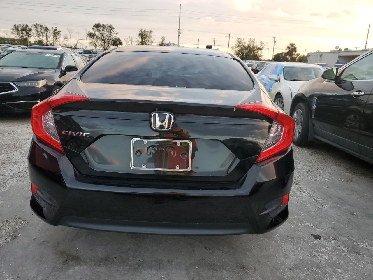 19XFC2F5XJE003836 2018 Honda Civic Lx