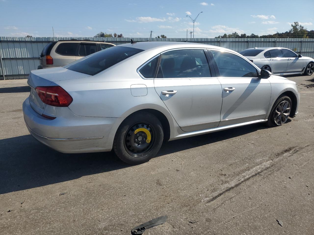 2016 Volkswagen Passat - Image 3