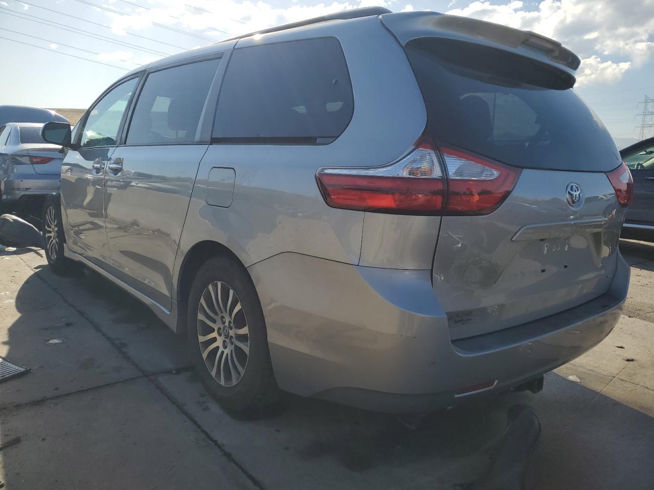 5TDYZ3DC6JS951803 2018 TOYOTA SIENNA - Image 2