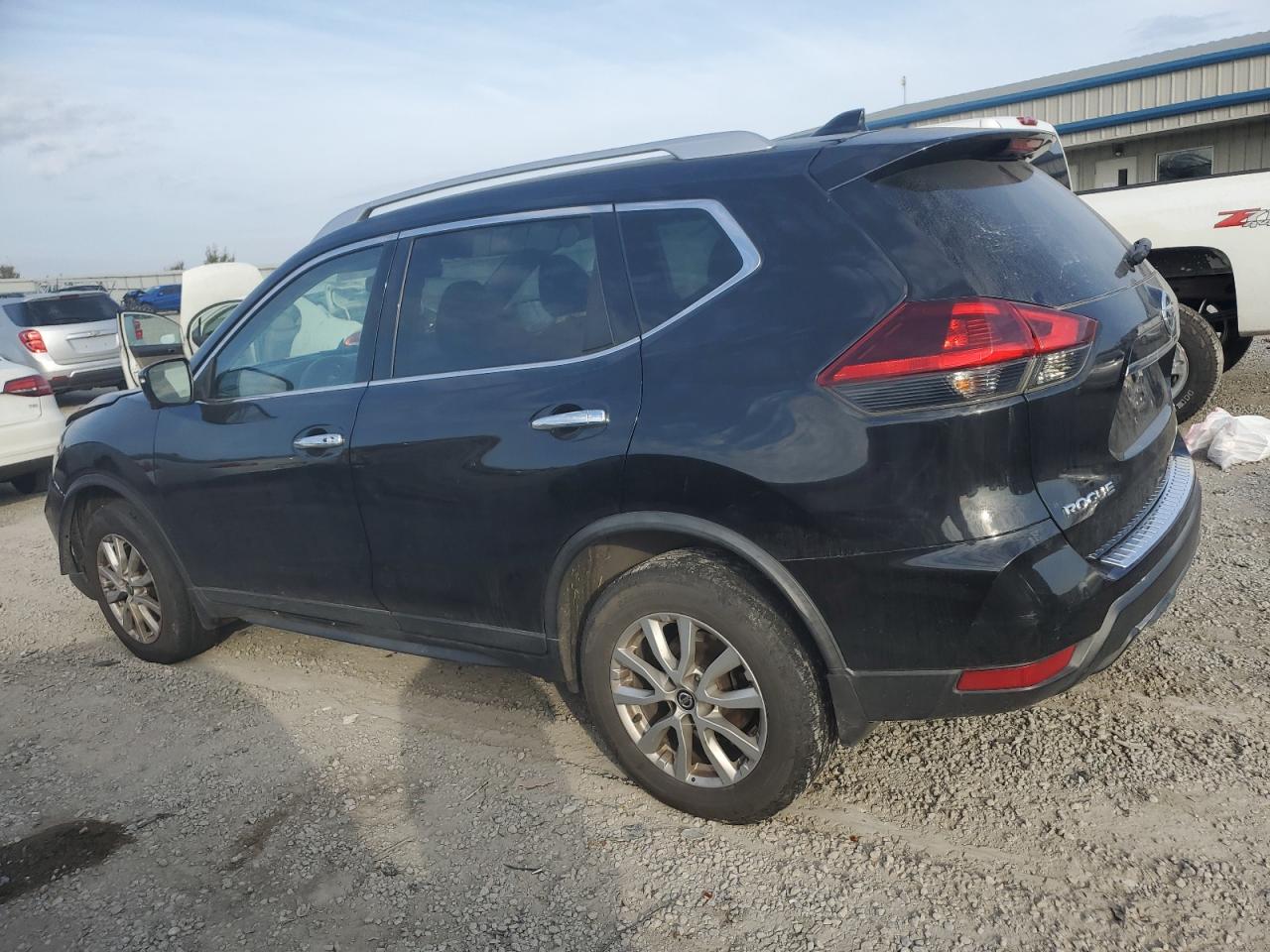 2018 Nissan Rogue - Image 2