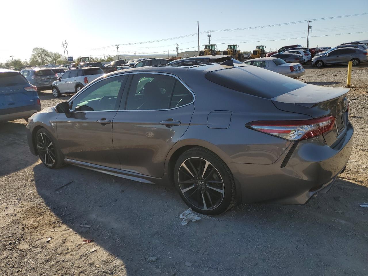 4T1BZ1HK3JU018315 2018 TOYOTA CAMRY - Image 2