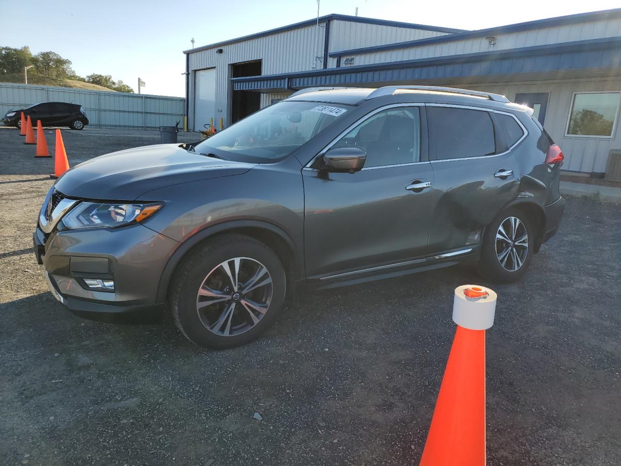 JN8AT2MV1JW310867 2018 NISSAN ROGUE - Image 1