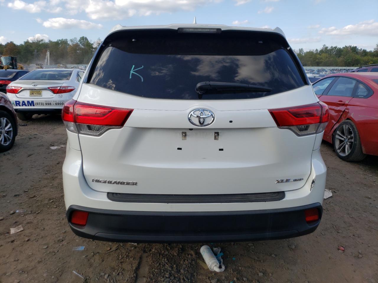 5TDJZRFH3JS560525 2018 Toyota Highlander Se