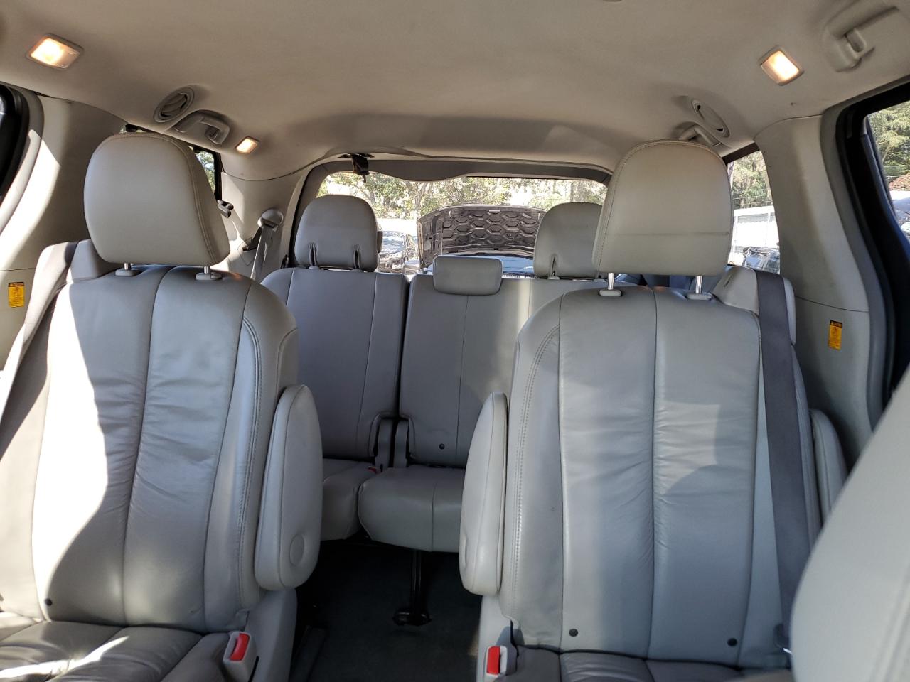2011 Toyota Sienna - Image 10
