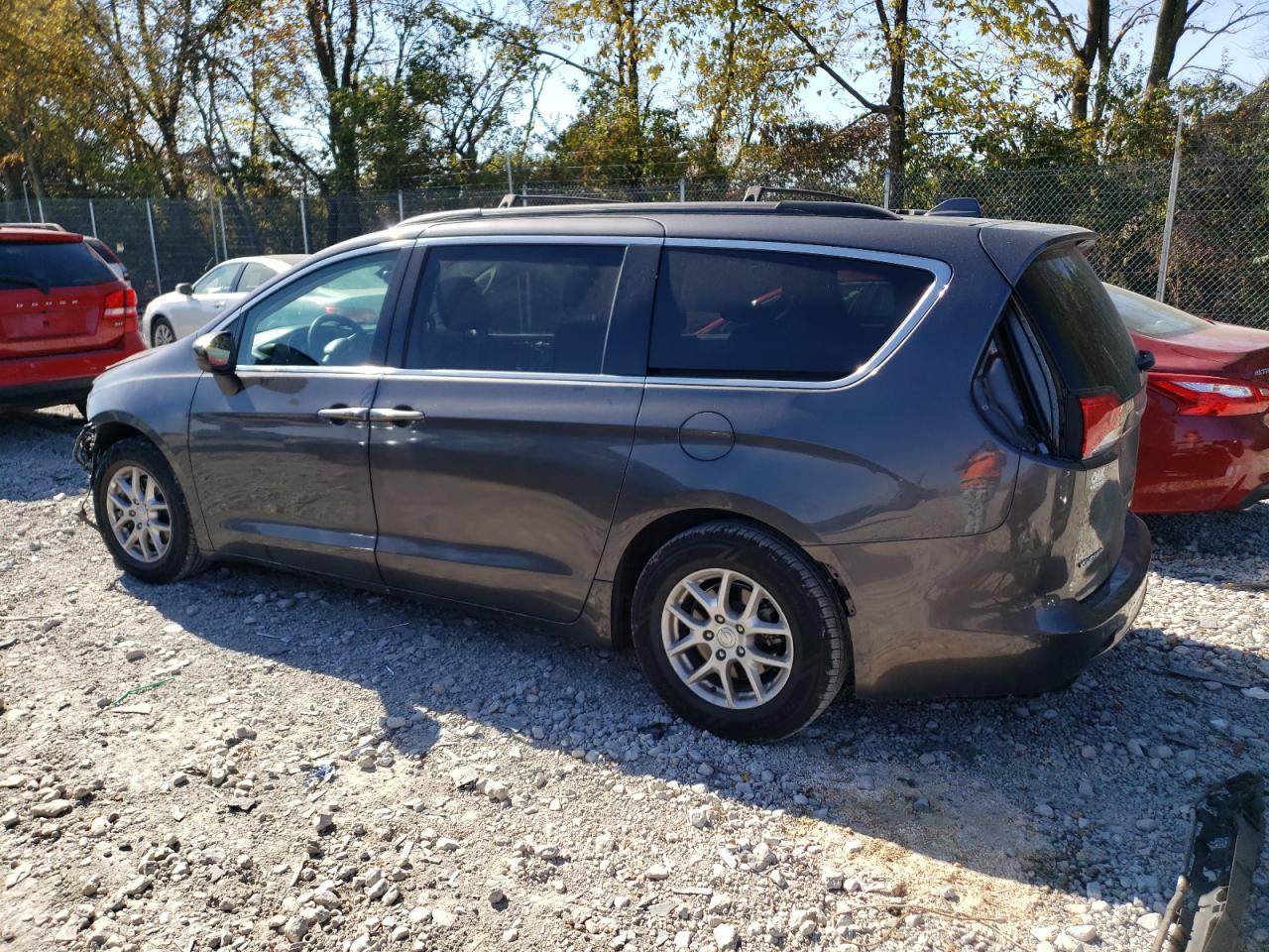 2020 Chrysler Voyager - Image 2