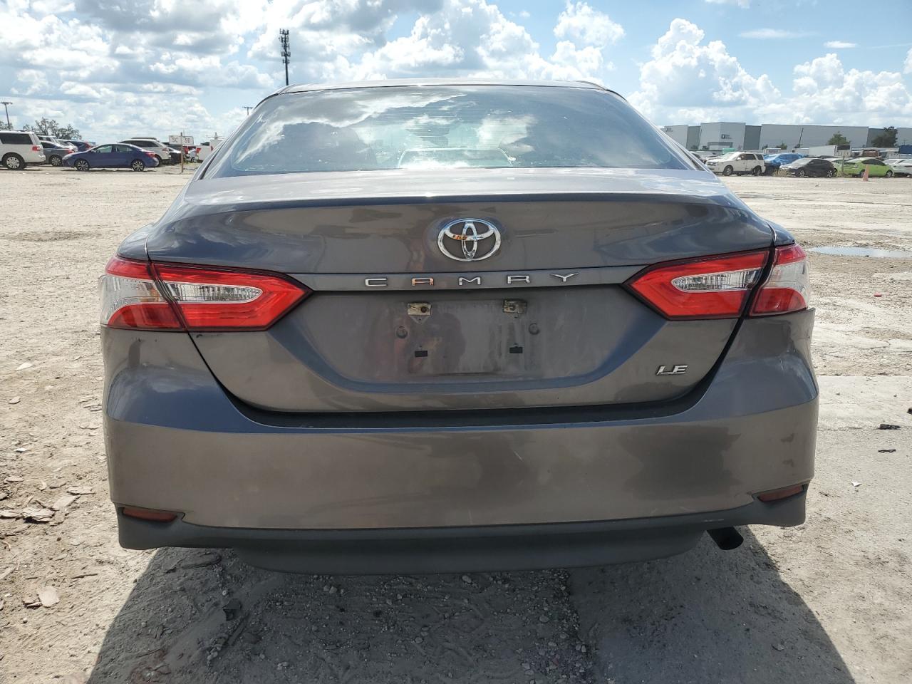 4T1B11HK0JU674138 2018 Toyota Camry L