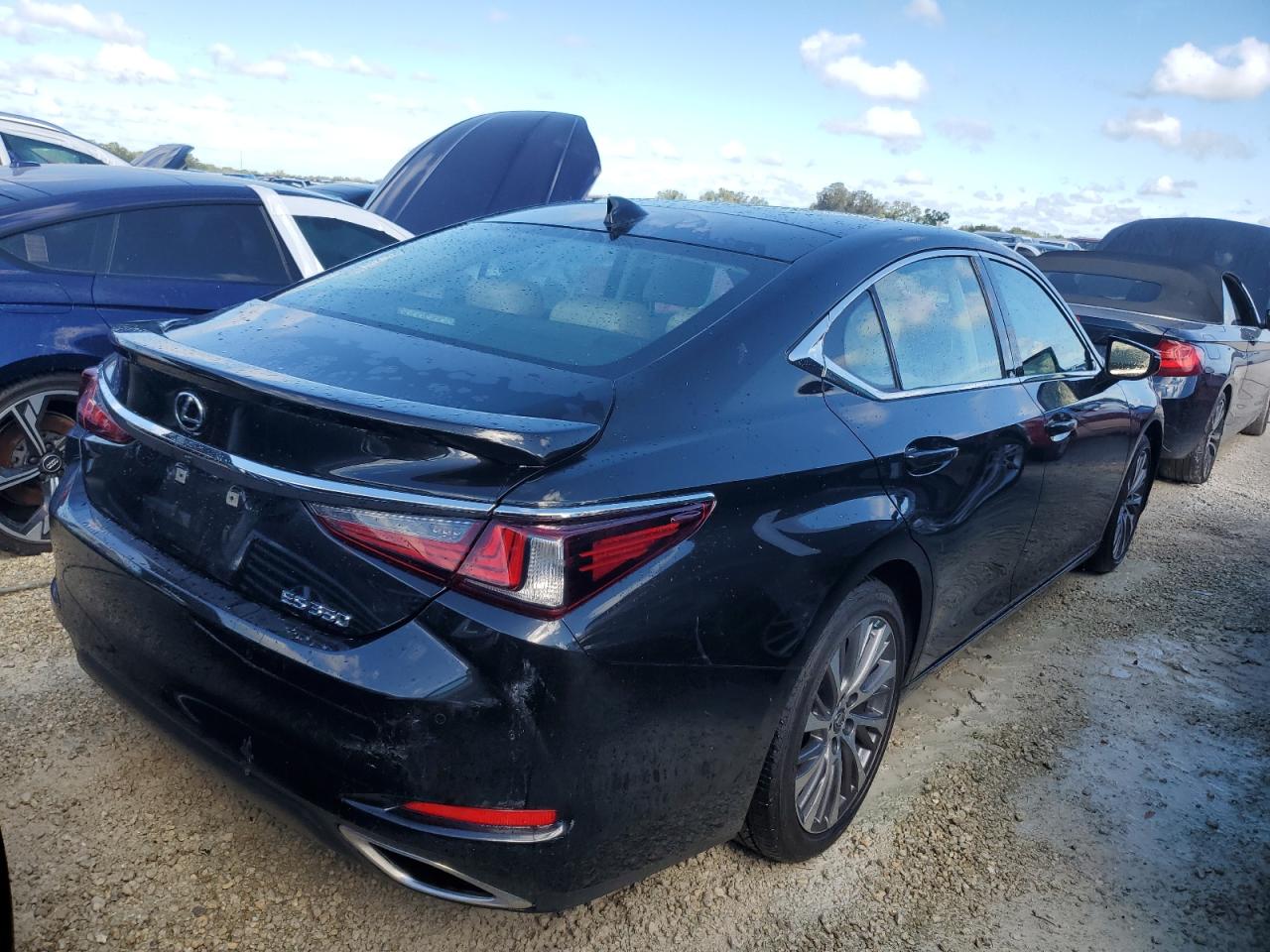 2021 Lexus ES - Image 3