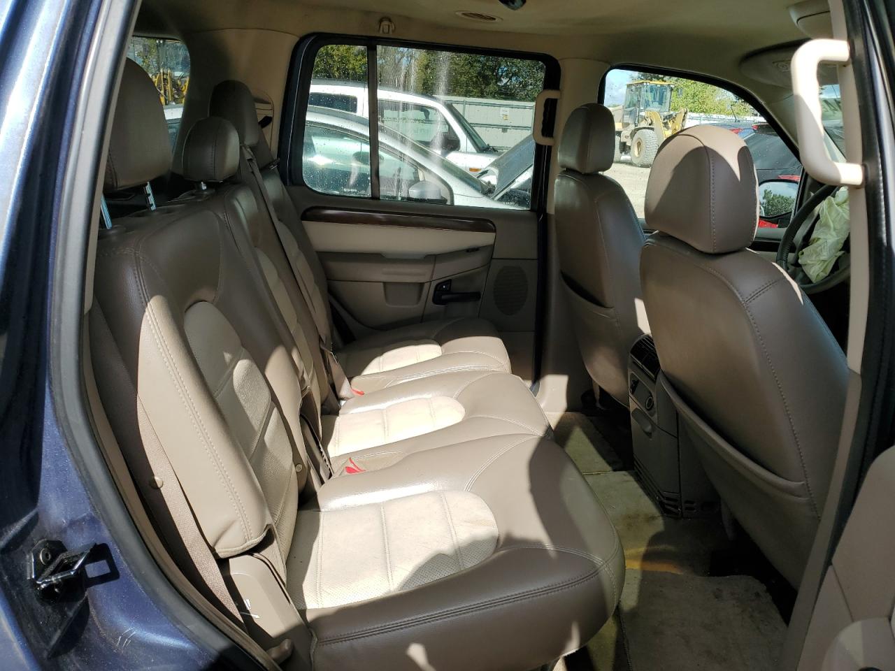 2004 Ford Explorer - Image 10