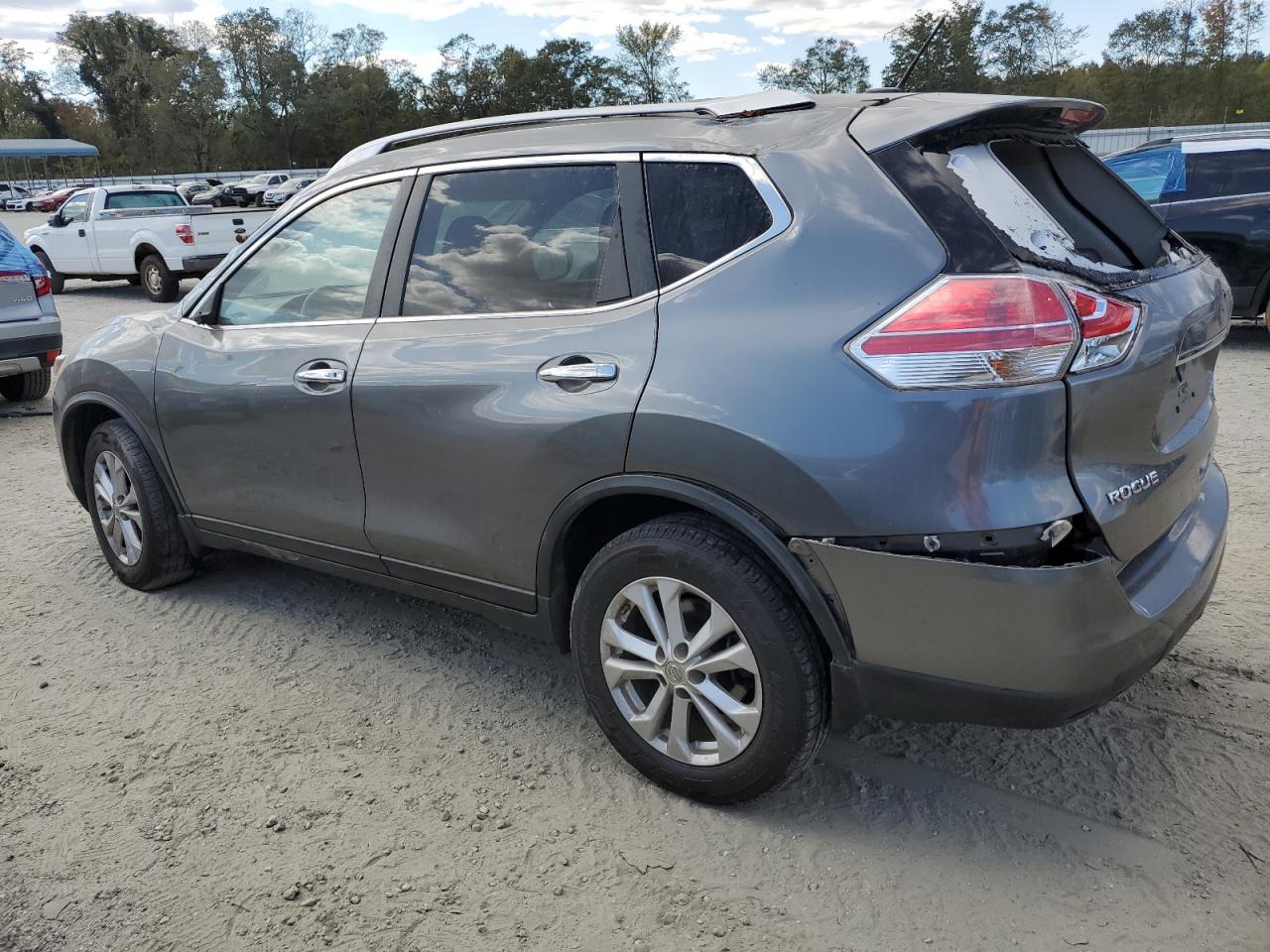 2015 Nissan Rogue - Image 2