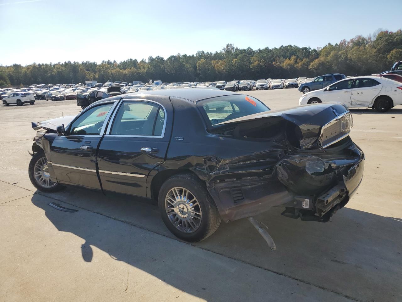 2009 Lincoln Town Car - Image 2