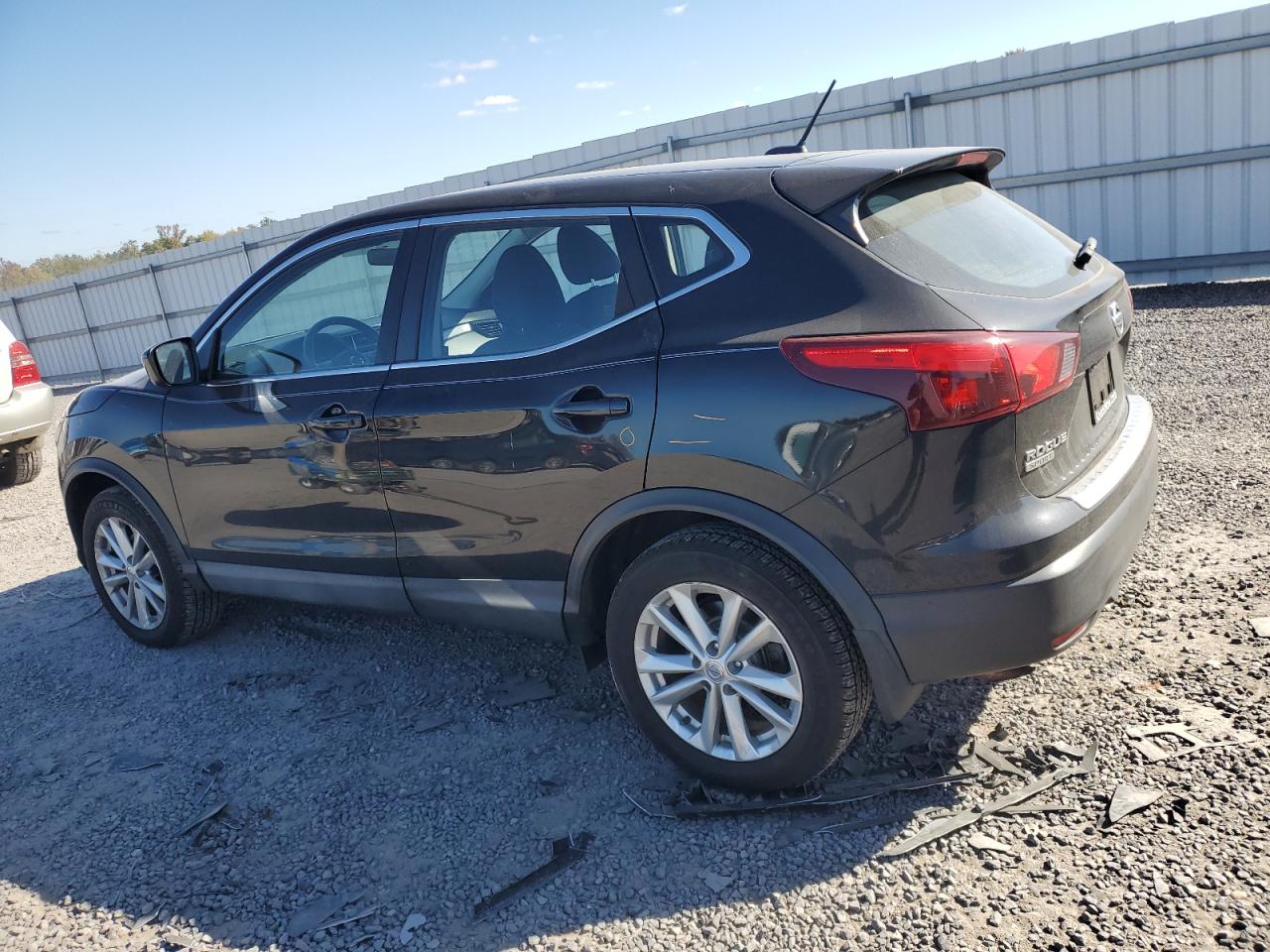 2017 Nissan Rogue - Image 2