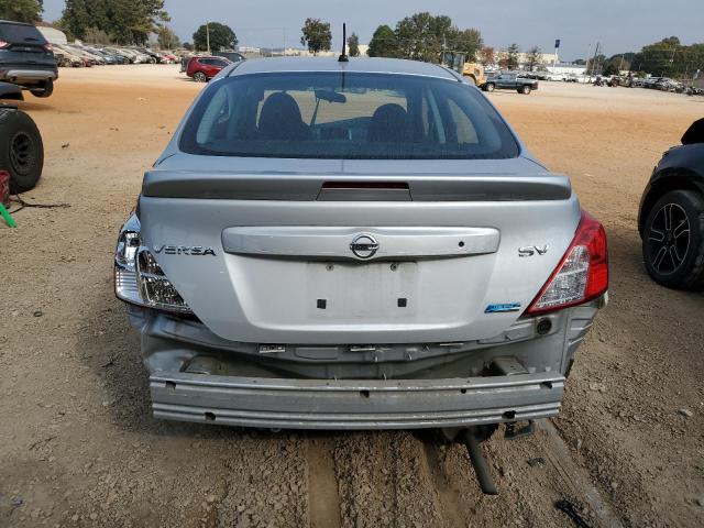 Седани NISSAN VERSA 2015 Сріблястий