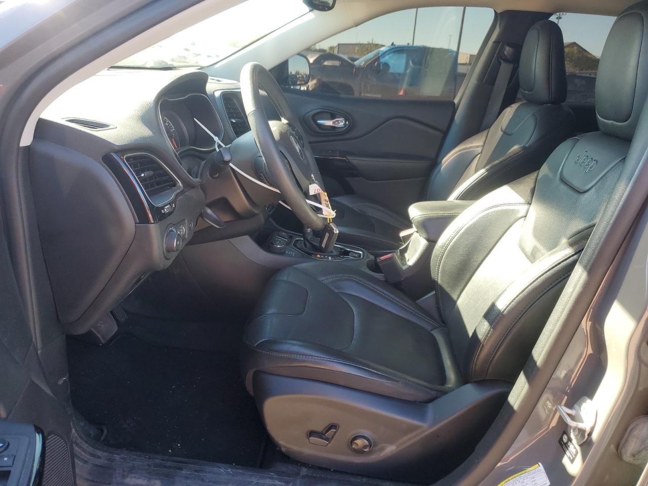2023 Jeep Cherokee - Image 7