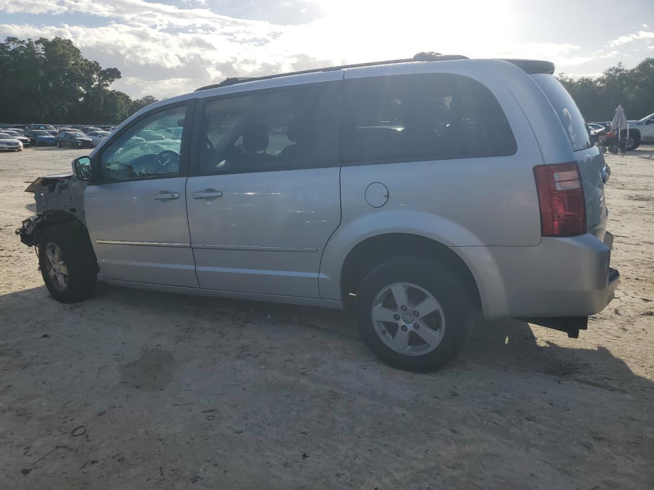2010 Dodge Caravan - Image 2