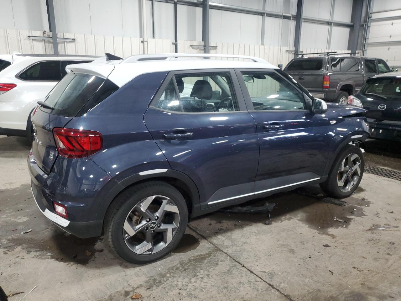 2022 Hyundai Venue - Image 3