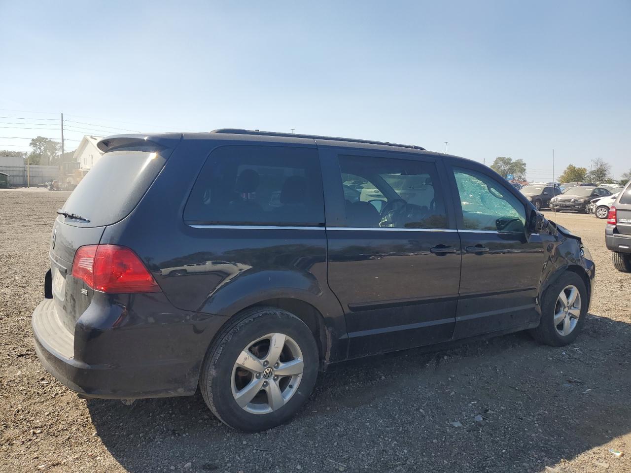 2011 Volkswagen Routan - Image 3